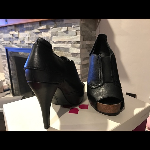 Authentic Vince Camuto black heels boots size 6.5 - Picture 2 of 6